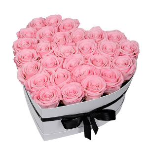 Розовые розы в форме сердца