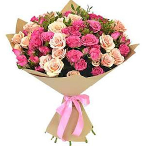Букет из розовых и кремовых кустовых роз